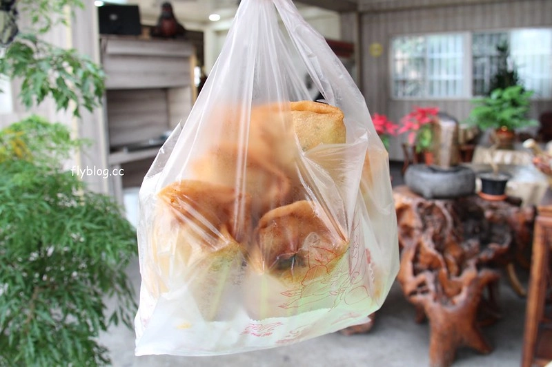 台中后里｜KISS ME春米點心美食．18公分的超長潤餅棺材板，炸看外觀以為是檳榔攤 @飛天璇的口袋