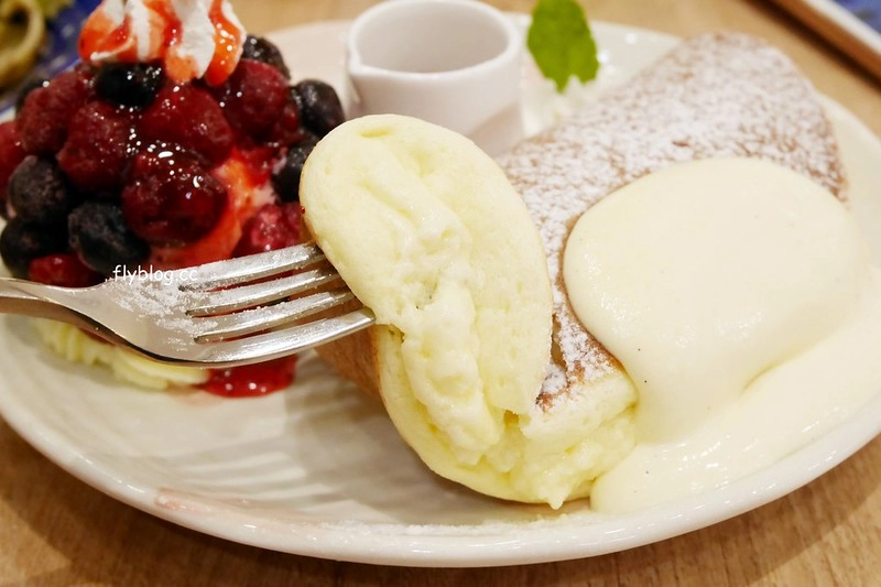 台中西屯｜Woosa 屋莎洋食鬆餅屋 台中遠百店．輕如雲朵有入棉花糖的鬆餅，義大利麵的表現也不錯 @飛天璇的口袋