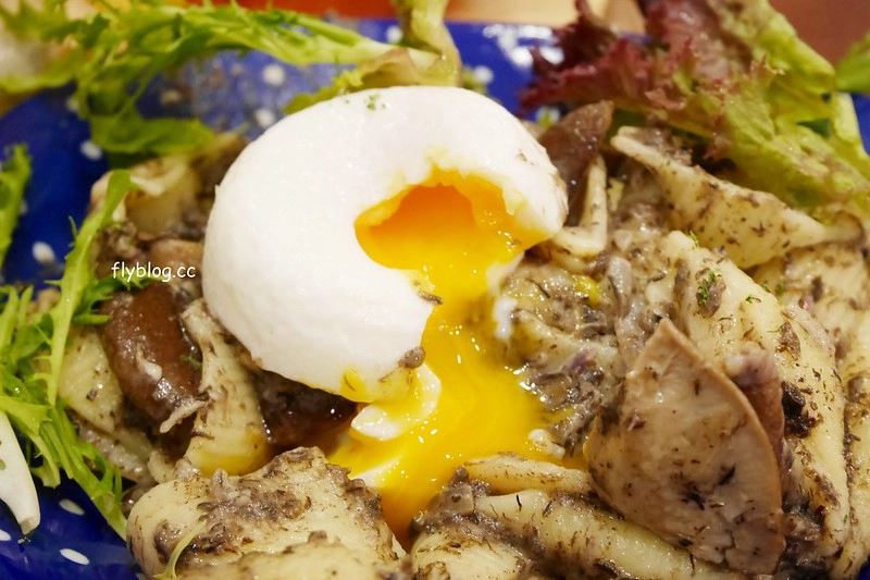 台中西屯｜Woosa 屋莎洋食鬆餅屋 台中遠百店．輕如雲朵有入棉花糖的鬆餅，義大利麵的表現也不錯 @飛天璇的口袋