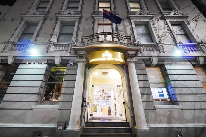 紐西蘭奧克蘭｜奧克蘭城市飯店 Auckland City Hotel．房間備有小廚房，隔壁就是韓國超市，鄰近天空塔、皇后大道和維達港 @飛天璇的口袋