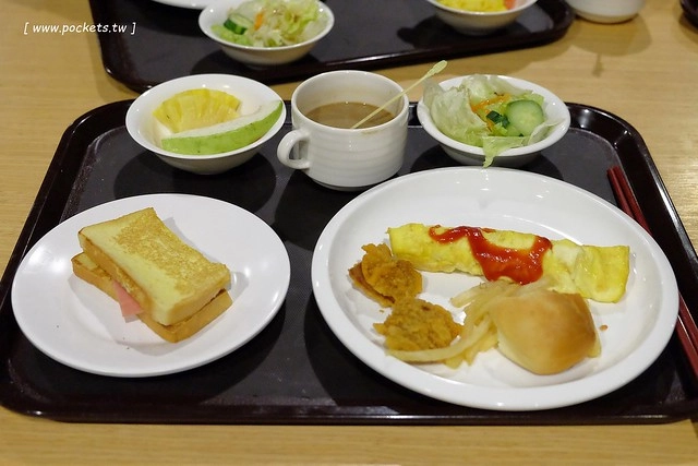 頭等艙飯店．Airline Inn┃台中住宿推薦：台中綠園道以機艙為主題的時尚飯店，鄰近廣三SOGO百貨與勤美綠園道，環境乾淨舒服CP值高，逛街購物都方便 @飛天璇的口袋