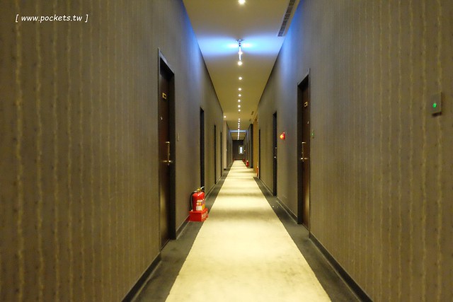 頭等艙飯店．Airline Inn┃台中住宿推薦：台中綠園道以機艙為主題的時尚飯店，鄰近廣三SOGO百貨與勤美綠園道，環境乾淨舒服CP值高，逛街購物都方便 @飛天璇的口袋