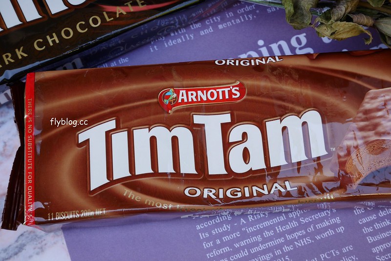 Tim Tam 巧克力餅乾：澳洲必買伴手禮推薦！100%澳洲原裝進口，味道香醇濃郁，每一口都是真材實料，Tim Tam 巧克力餅乾台灣也買的到哦！ @飛天璇的口袋