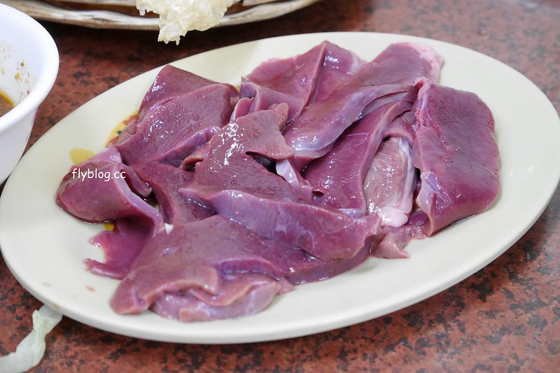 吉生沙茶火鍋｜冬天限定，用臉盆吃吉生沙茶火鍋，炭火煮吃的是古早味 @飛天璇的口袋