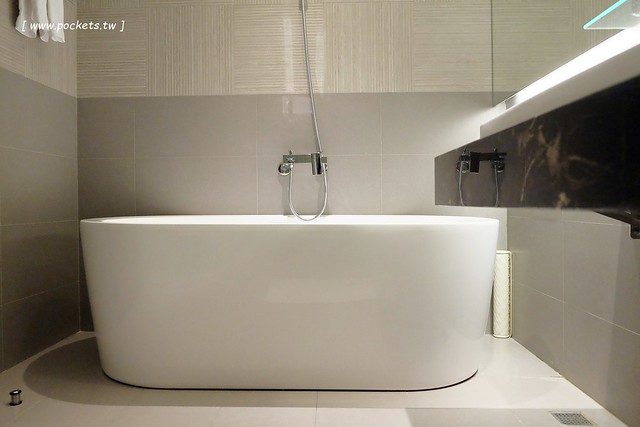 頭等艙飯店．Airline Inn┃台中住宿推薦：台中綠園道以機艙為主題的時尚飯店，鄰近廣三SOGO百貨與勤美綠園道，環境乾淨舒服CP值高，逛街購物都方便 @飛天璇的口袋