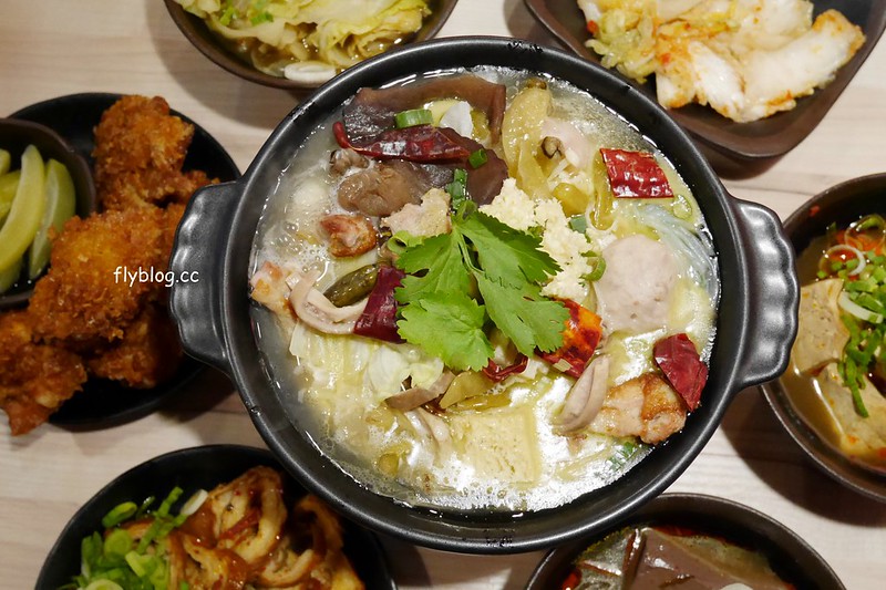 那個鍋．一中店┃台中北區：一個人也可以吃麻辣鍋，還有手工麵無限吃到飽，一中店試賣期間全面5折 @飛天璇的口袋