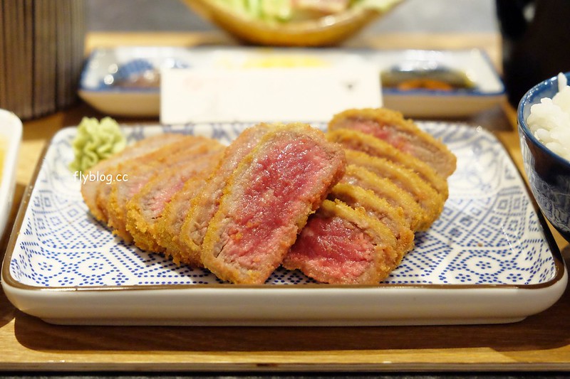 乍牛．王品炸牛排專賣┃台中西屯：牛排也可以用炸的，自已DIY調整熟度，還有台中店每次限定A5和牛，新光三越百貨10樓美食 @飛天璇的口袋