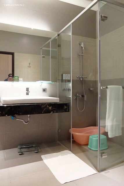 頭等艙飯店．Airline Inn┃台中住宿推薦：台中綠園道以機艙為主題的時尚飯店，鄰近廣三SOGO百貨與勤美綠園道，環境乾淨舒服CP值高，逛街購物都方便 @飛天璇的口袋