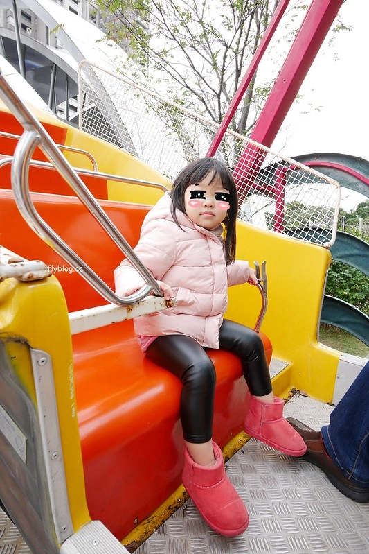 青蘋果樂園┃台中旅遊景點：草悟道廣現出現城市中的遊樂園，有旋轉木馬、摩天輪、海盜船和全台最大的扭蛋機 @飛天璇的口袋