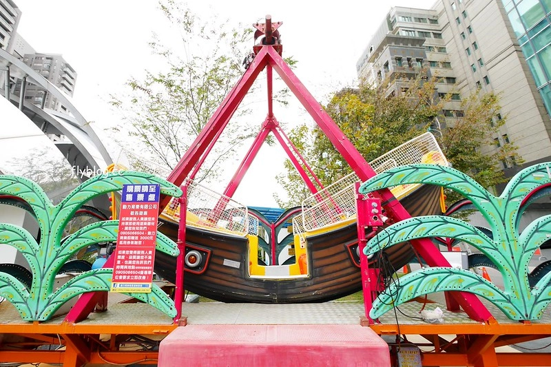 青蘋果樂園┃台中旅遊景點：草悟道廣現出現城市中的遊樂園，有旋轉木馬、摩天輪、海盜船和全台最大的扭蛋機 @飛天璇的口袋
