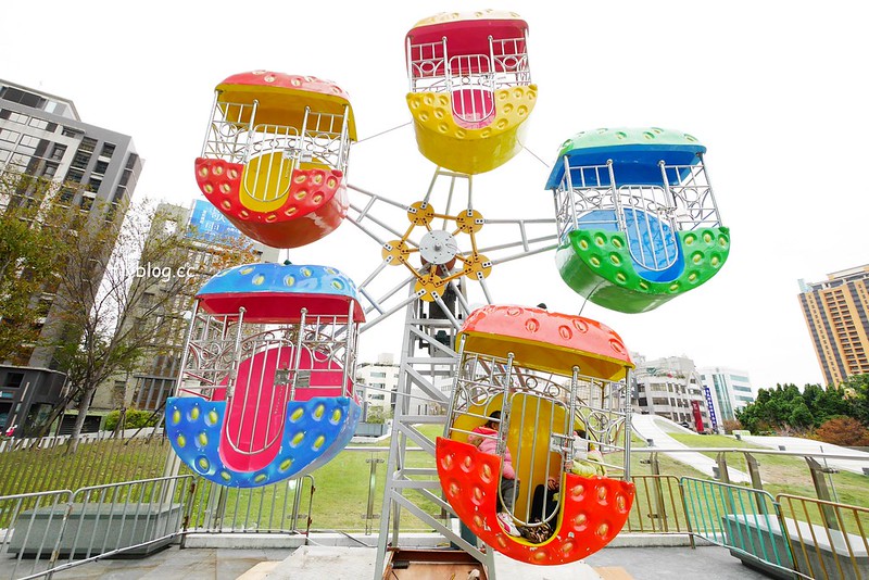 青蘋果樂園┃台中旅遊景點：草悟道廣現出現城市中的遊樂園，有旋轉木馬、摩天輪、海盜船和全台最大的扭蛋機 @飛天璇的口袋
