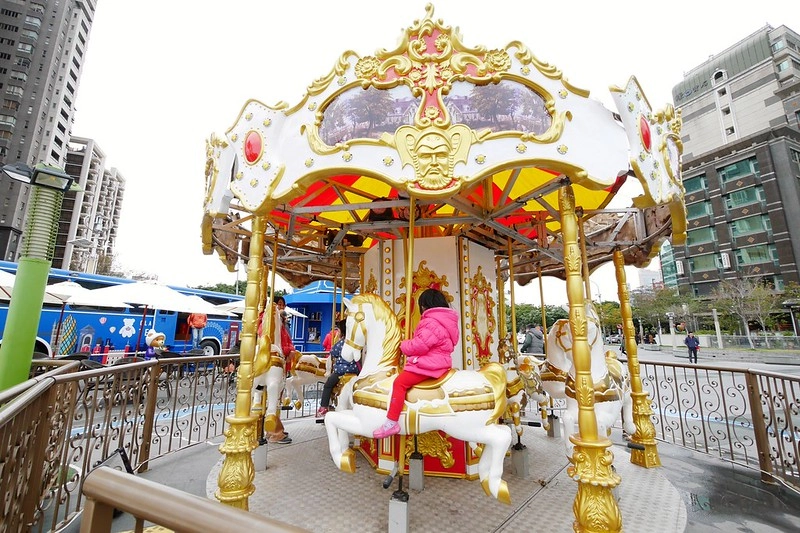 青蘋果樂園┃台中旅遊景點：草悟道廣現出現城市中的遊樂園，有旋轉木馬、摩天輪、海盜船和全台最大的扭蛋機 @飛天璇的口袋