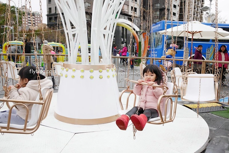 青蘋果樂園┃台中旅遊景點：草悟道廣現出現城市中的遊樂園，有旋轉木馬、摩天輪、海盜船和全台最大的扭蛋機 @飛天璇的口袋