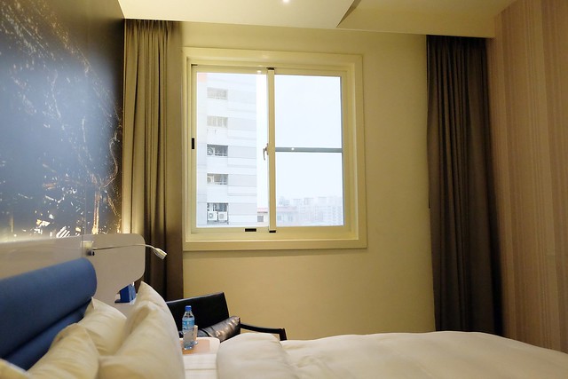 頭等艙飯店．Airline Inn┃台中住宿推薦：台中綠園道以機艙為主題的時尚飯店，鄰近廣三SOGO百貨與勤美綠園道，環境乾淨舒服CP值高，逛街購物都方便 @飛天璇的口袋