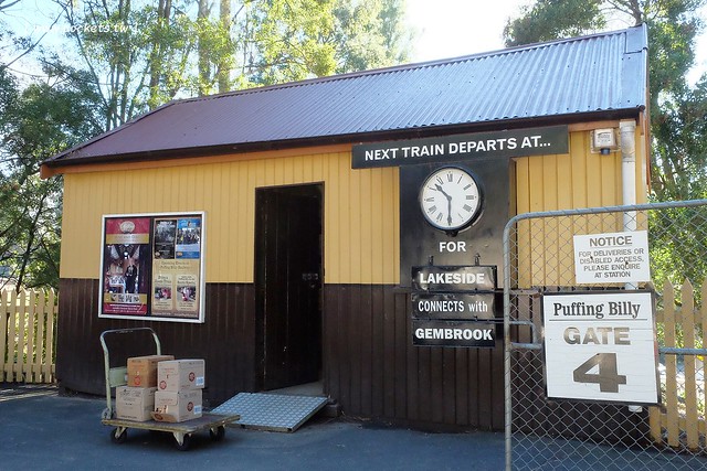 澳洲墨爾本｜帕芬比利 Puffing Billy，搭乘澳洲最古老蒸汽火車，零距離接觸野生鸚鵡、飛派餐廳 Pie in the sky午餐、Sky High眺望台賞美景、LV旗下Chandon酒莊品嚐美酒 @飛天璇的口袋