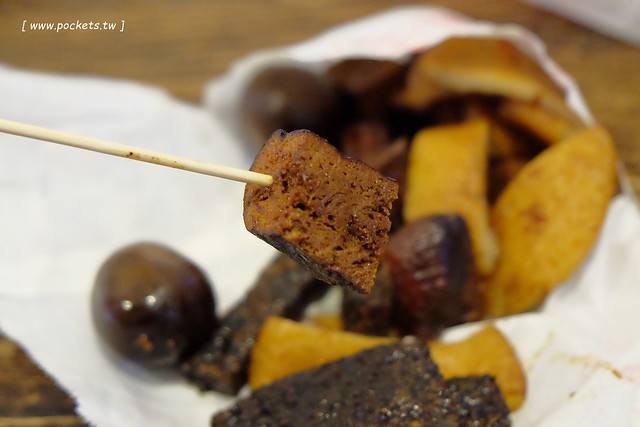 東海東山鴨頭．柳丁鴨專賣店┃東海美食推薦：東海超人氣排隊美食，柳丁鴨酸甜酥脆帶有果香，鐵蛋紮實入味好吃，豆干米血軟嫩Q彈 @飛天璇的口袋