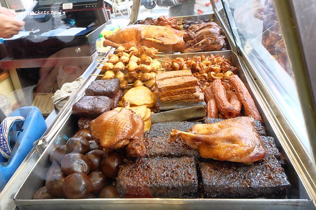 東海東山鴨頭．柳丁鴨專賣店┃東海美食推薦：東海超人氣排隊美食，柳丁鴨酸甜酥脆帶有果香，鐵蛋紮實入味好吃，豆干米血軟嫩Q彈 @飛天璇的口袋