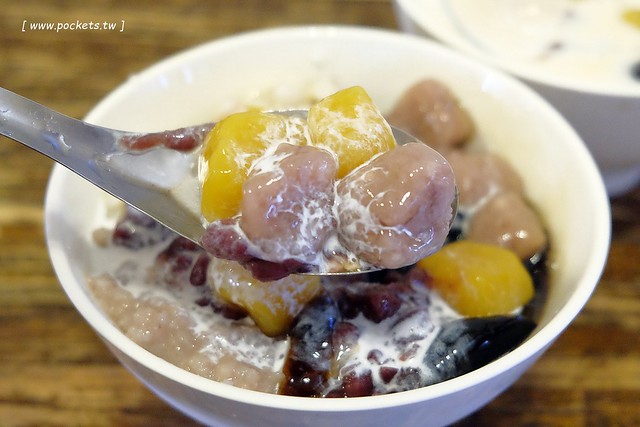 龍門客棧美食．仙草凍芋圓之家┃東海小吃美食：據說內行人都吃這家，芋圓紮實Q彈，料多好吃又不貴，我們全家一吃成主顧 @飛天璇的口袋