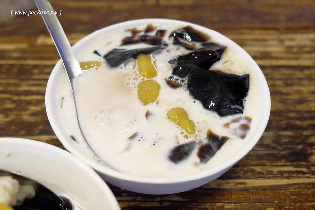 龍門客棧美食．仙草凍芋圓之家┃東海小吃美食：據說內行人都吃這家，芋圓紮實Q彈，料多好吃又不貴，我們全家一吃成主顧 @飛天璇的口袋