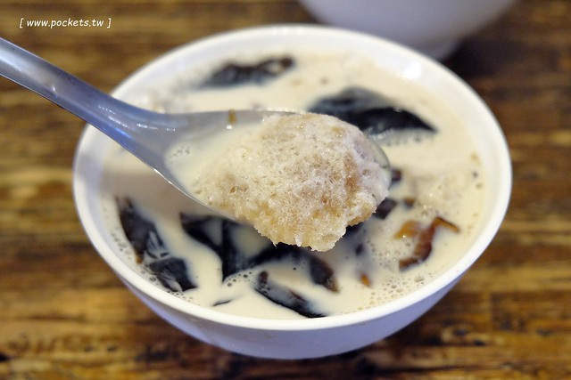 龍門客棧美食．仙草凍芋圓之家┃東海小吃美食：據說內行人都吃這家，芋圓紮實Q彈，料多好吃又不貴，我們全家一吃成主顧 @飛天璇的口袋