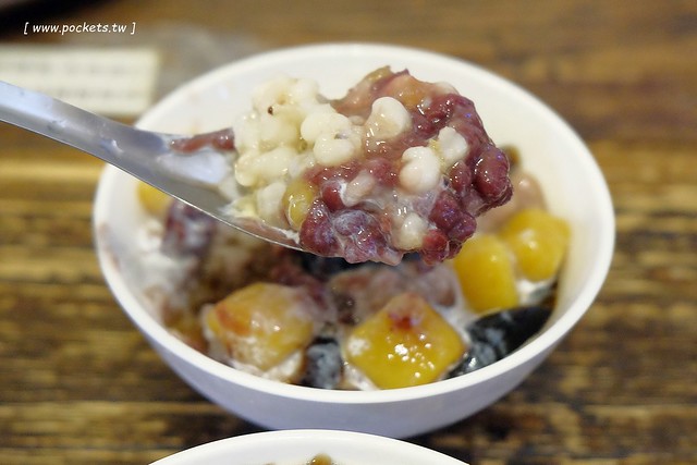 龍門客棧美食．仙草凍芋圓之家┃東海小吃美食：據說內行人都吃這家，芋圓紮實Q彈，料多好吃又不貴，我們全家一吃成主顧 @飛天璇的口袋