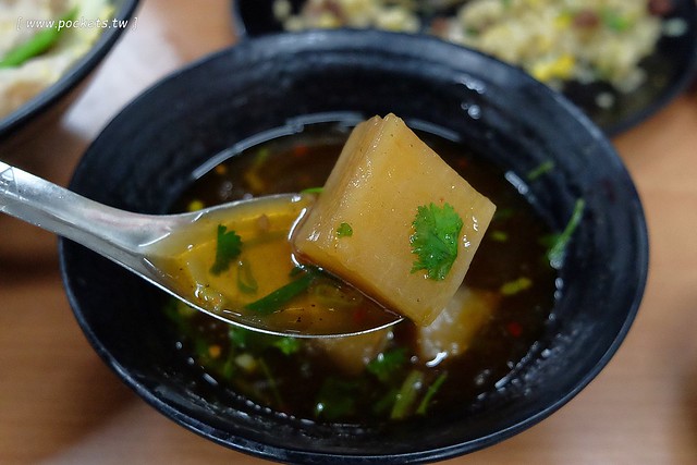 陸軍小館┃台中西區美食：鄰近台中科博館的超人氣美食，以眷村為主題復古懷舊風，炒飯湯麵小吃湯品都很不錯，假日要有排隊心理準備 @飛天璇的口袋