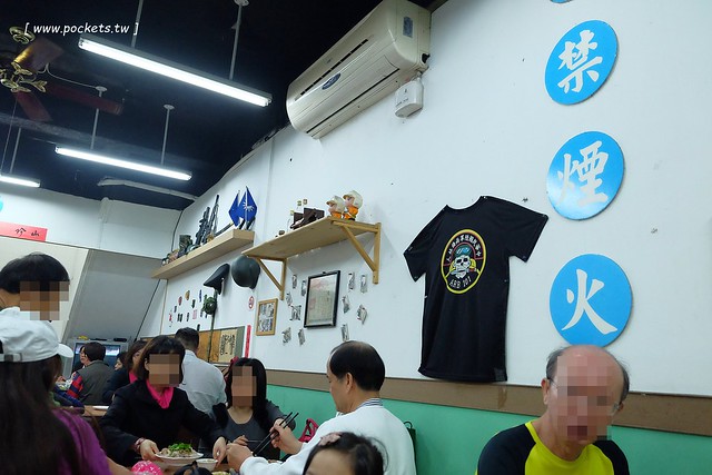 陸軍小館┃台中西區美食：鄰近台中科博館的超人氣美食，以眷村為主題復古懷舊風，炒飯湯麵小吃湯品都很不錯，假日要有排隊心理準備 @飛天璇的口袋