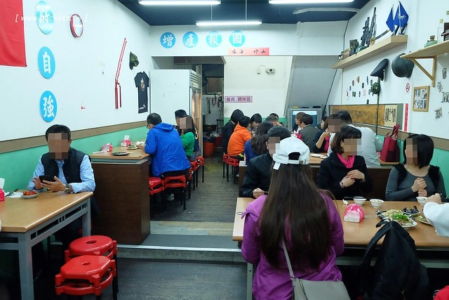 陸軍小館┃台中西區美食：鄰近台中科博館的超人氣美食，以眷村為主題復古懷舊風，炒飯湯麵小吃湯品都很不錯，假日要有排隊心理準備 @飛天璇的口袋