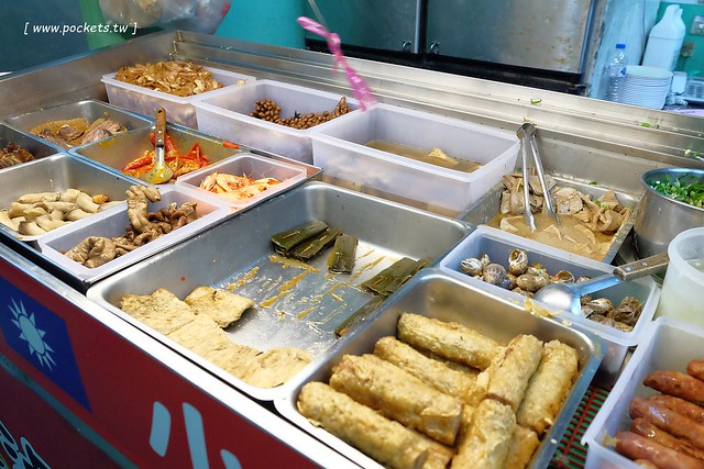 陸軍小館┃台中西區美食：鄰近台中科博館的超人氣美食，以眷村為主題復古懷舊風，炒飯湯麵小吃湯品都很不錯，假日要有排隊心理準備 @飛天璇的口袋