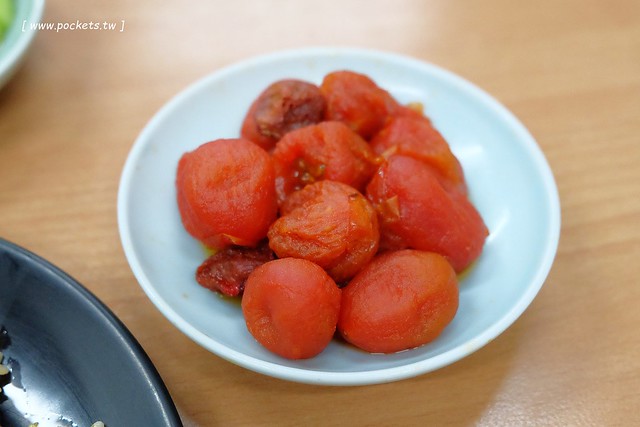 陸軍小館┃台中西區美食：鄰近台中科博館的超人氣美食，以眷村為主題復古懷舊風，炒飯湯麵小吃湯品都很不錯，假日要有排隊心理準備 @飛天璇的口袋