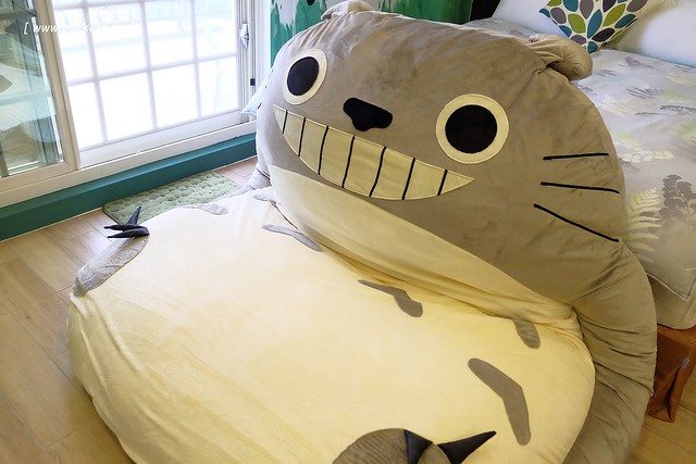 風車花園城堡┃宜蘭民宿推薦：溫馨浪漫以卡童話故事為主題的民宿，有可愛的龍貓房、老皮阿寶房，還有浪漫的藍洞房，凡爾賽房，適合情侶和親子入住(文末抽住宿券) @飛天璇的口袋