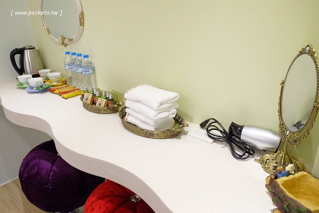 風車花園城堡┃宜蘭民宿推薦：溫馨浪漫以卡童話故事為主題的民宿，有可愛的龍貓房、老皮阿寶房，還有浪漫的藍洞房，凡爾賽房，適合情侶和親子入住(文末抽住宿券) @飛天璇的口袋