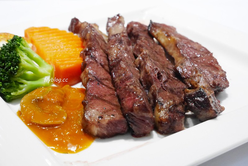 統領創意牛排館┃台中北區：傳統又有歷史的牛排館，餐點很老派卻很實在，$1680就有日本A5鹿兒島和牛 @飛天璇的口袋