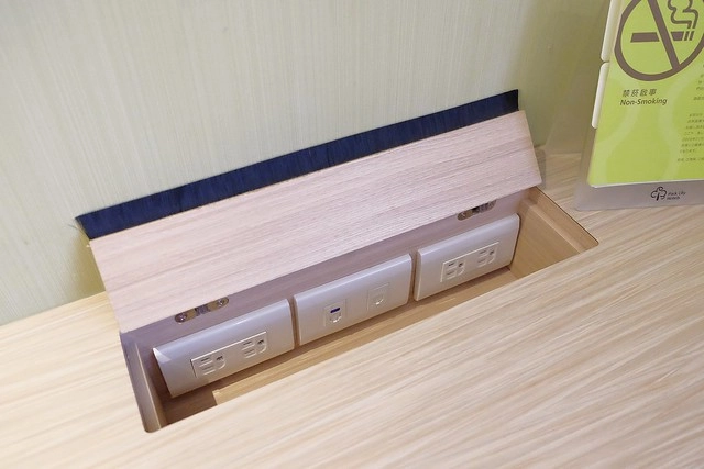 成旅晶贊飯店┃台中住宿推薦：充滿活力朝氣的清新綠色系飯店，位於台中市區鄰近台中火車站和台中公園，有健身房、洗衣室和商務室，房間免費Wi-Fi上網 @飛天璇的口袋