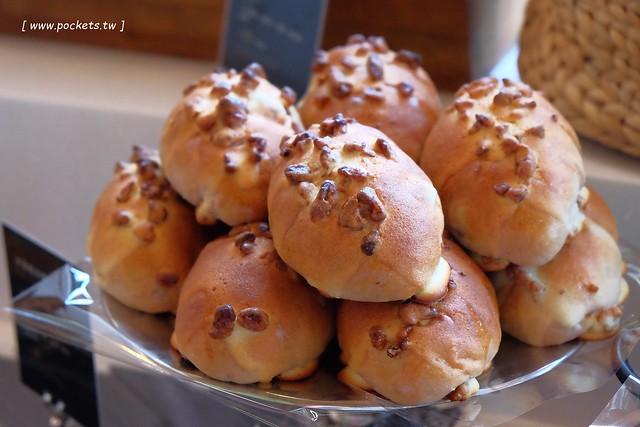 卡啡那台中店：裝潢漂亮大器深具質感，甜點飲料價格平實的咖啡館 @飛天璇的口袋