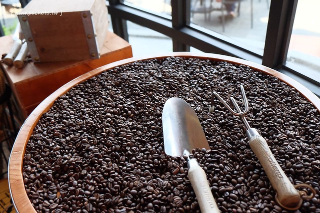 卡啡那台中店：裝潢漂亮大器深具質感，甜點飲料價格平實的咖啡館 @飛天璇的口袋