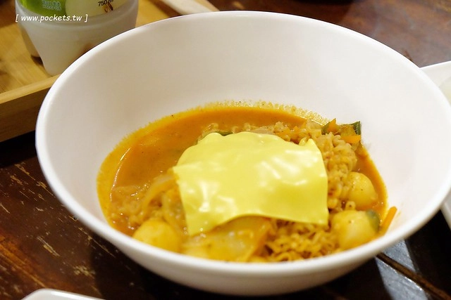 朴大哥的韓式炸雞┃逢甲美食餐廳：品嚐韓國老闆開的炸雞店，炸雞鹹甜酥脆又入味，搬了家後環境更乾淨寬敞，逢甲超人氣必吃美食推薦 @飛天璇的口袋