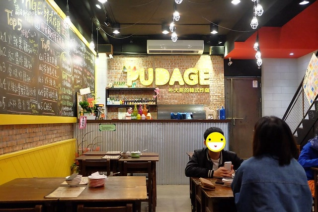 朴大哥的韓式炸雞┃逢甲美食餐廳：品嚐韓國老闆開的炸雞店，炸雞鹹甜酥脆又入味，搬了家後環境更乾淨寬敞，逢甲超人氣必吃美食推薦 @飛天璇的口袋