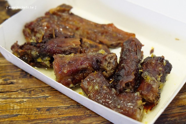 東海東山鴨頭．柳丁鴨專賣店┃東海美食推薦：東海超人氣排隊美食，柳丁鴨酸甜酥脆帶有果香，鐵蛋紮實入味好吃，豆干米血軟嫩Q彈 @飛天璇的口袋