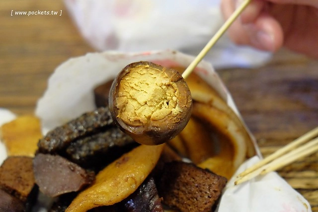 東海東山鴨頭．柳丁鴨專賣店┃東海美食推薦：東海超人氣排隊美食，柳丁鴨酸甜酥脆帶有果香，鐵蛋紮實入味好吃，豆干米血軟嫩Q彈 @飛天璇的口袋