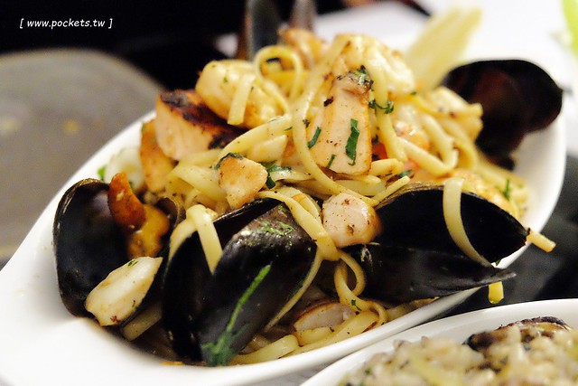 澳洲墨爾本｜墨爾本市區一日遊，南十字星火車站Southern Cross Station搭乘電車遊市區、維多利亞女王市場Queen Victoria Market、南半球最大的H&M血拼、墨爾本咖啡街、Mechester Press下午茶、QV購物商場採購、Box On Collins龍蝦晚餐 @飛天璇的口袋