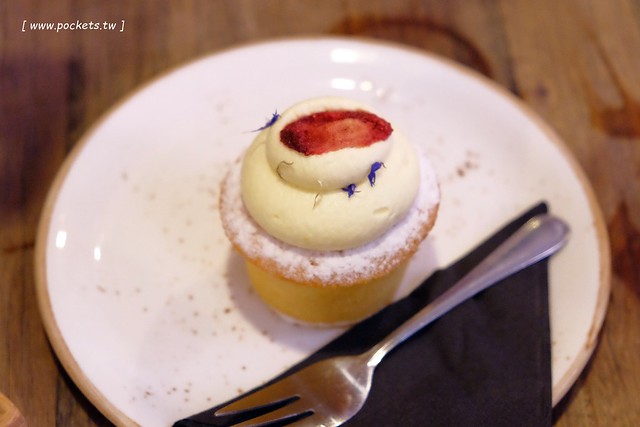 澳洲墨爾本｜墨爾本市區一日遊，南十字星火車站Southern Cross Station搭乘電車遊市區、維多利亞女王市場Queen Victoria Market、南半球最大的H&M血拼、墨爾本咖啡街、Mechester Press下午茶、QV購物商場採購、Box On Collins龍蝦晚餐 @飛天璇的口袋
