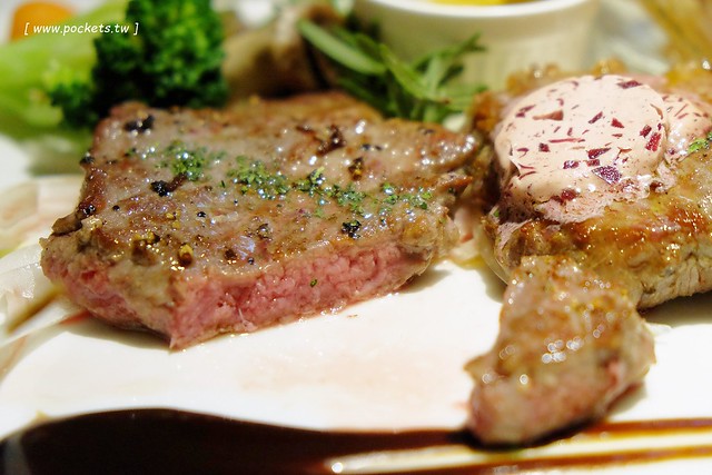 Ping 18 日法輕食┃台中西屯美食：老闆是藍帶學校畢業的，料理結合日式和法式的創意，推薦海味金沙義大利麵和松露牛肝菌燉飯，新菜單上市選擇性更多 @飛天璇的口袋