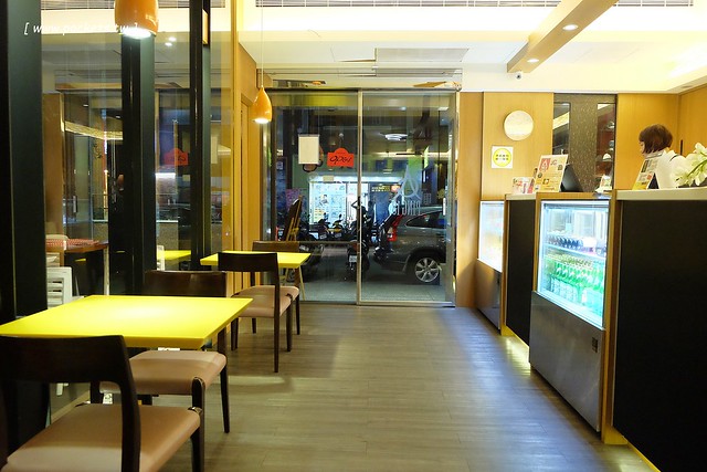 Ping 18 日法輕食┃台中西屯美食：老闆是藍帶學校畢業的，料理結合日式和法式的創意，推薦海味金沙義大利麵和松露牛肝菌燉飯，新菜單上市選擇性更多 @飛天璇的口袋