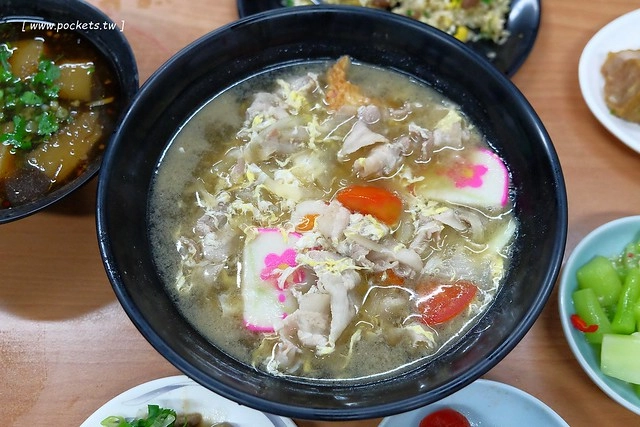 陸軍小館┃台中西區美食：鄰近台中科博館的超人氣美食，以眷村為主題復古懷舊風，炒飯湯麵小吃湯品都很不錯，假日要有排隊心理準備 @飛天璇的口袋