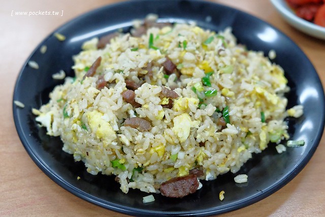 陸軍小館┃台中西區美食：鄰近台中科博館的超人氣美食，以眷村為主題復古懷舊風，炒飯湯麵小吃湯品都很不錯，假日要有排隊心理準備 @飛天璇的口袋