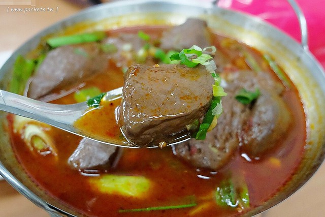陸軍小館┃台中西區美食：鄰近台中科博館的超人氣美食，以眷村為主題復古懷舊風，炒飯湯麵小吃湯品都很不錯，假日要有排隊心理準備 @飛天璇的口袋