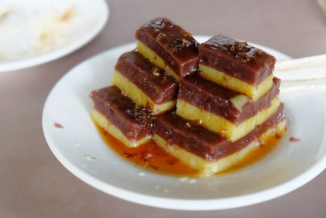 新月梧桐三義店｜漂亮的清水模建築裡，擁有綠意盎然的庭院和四面採光的落地窗設計 @飛天璇的口袋