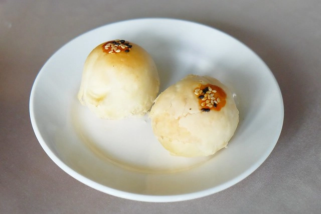 新月梧桐三義店｜漂亮的清水模建築裡，擁有綠意盎然的庭院和四面採光的落地窗設計 @飛天璇的口袋