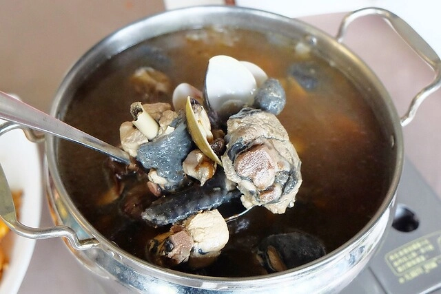 新月梧桐三義店｜漂亮的清水模建築裡，擁有綠意盎然的庭院和四面採光的落地窗設計 @飛天璇的口袋